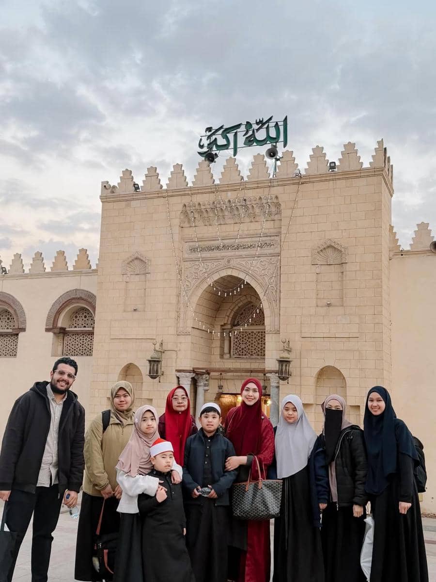 Oki Setiana Dewi dan buah hati safari masjid di Mesir.