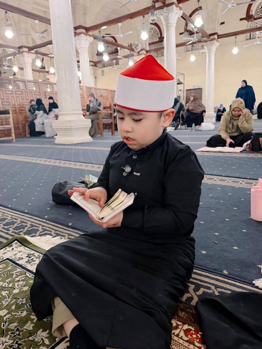 Oki Setiana Dewi dan buah hati safari masjid di Mesir.