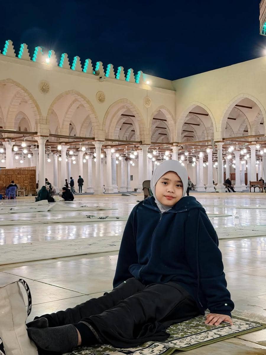 Oki Setiana Dewi dan buah hati safari masjid di Mesir.