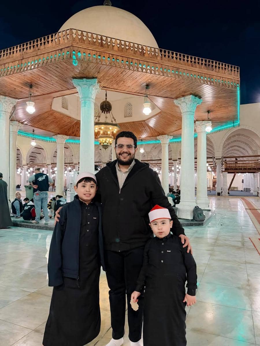 Oki Setiana Dewi dan buah hati safari masjid di Mesir.