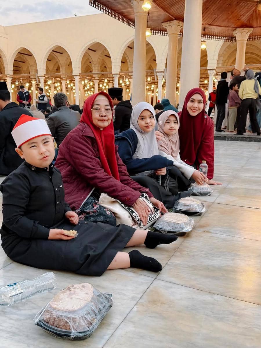 Oki Setiana Dewi dan buah hati safari masjid di Mesir.