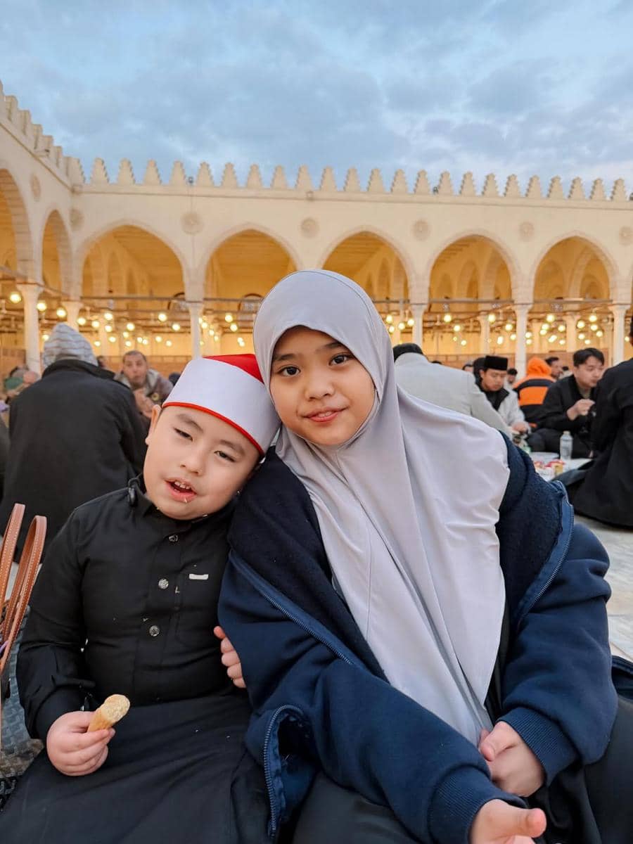 Oki Setiana Dewi dan buah hati safari masjid di Mesir.