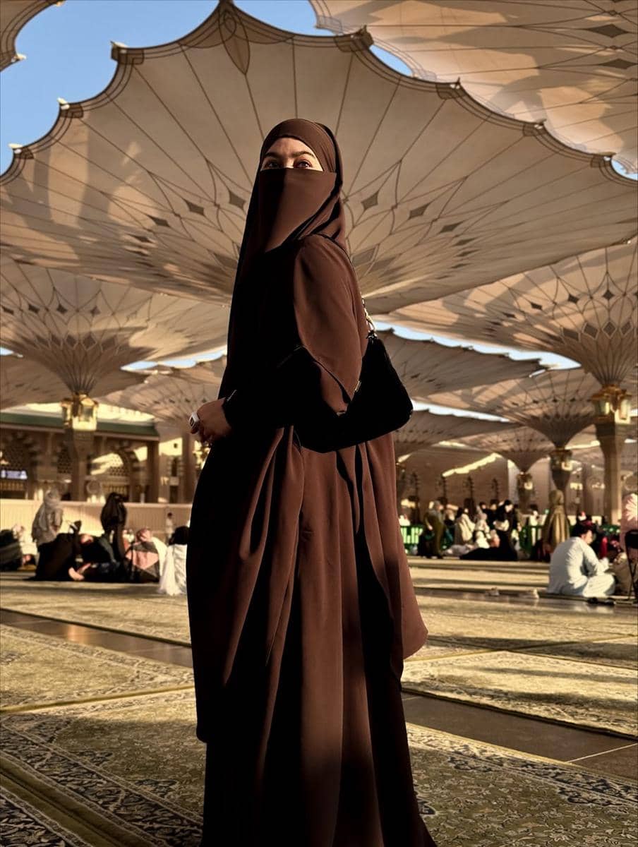 Inspirasi outfit muslimah ala Wardah Maulina