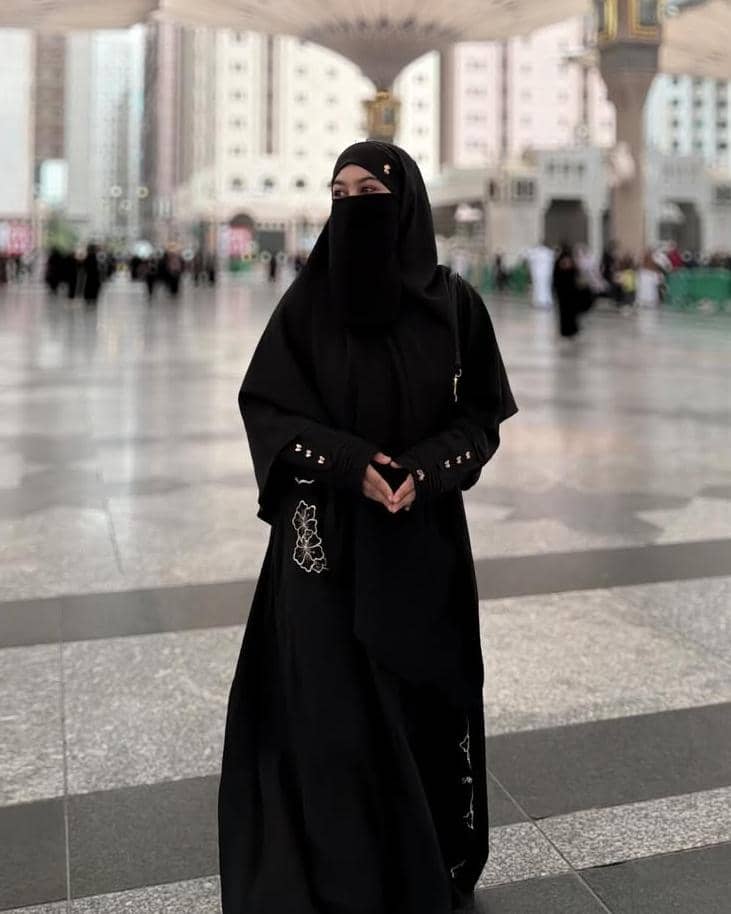 Inspirasi outfit muslimah ala Wardah Maulina