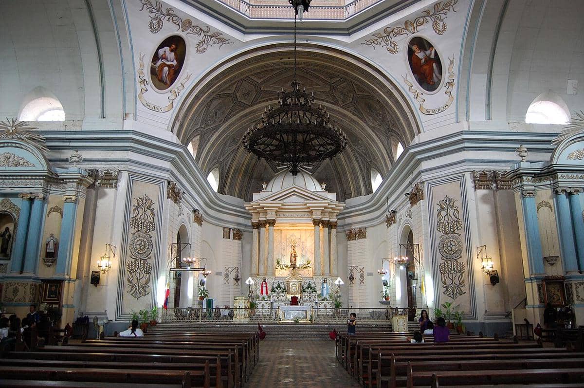 potret interior Basilika Taal