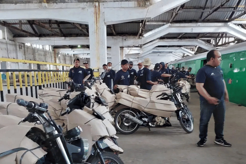 Sepeda motor pemudik yang mengikuti program Angkutan Motor Gratis (MOTIS) dari Direktorat Jenderal Perkeretaapian (DJKA) Kementerian Perhubungan (Kemenhub). (dok. Kemenhub)