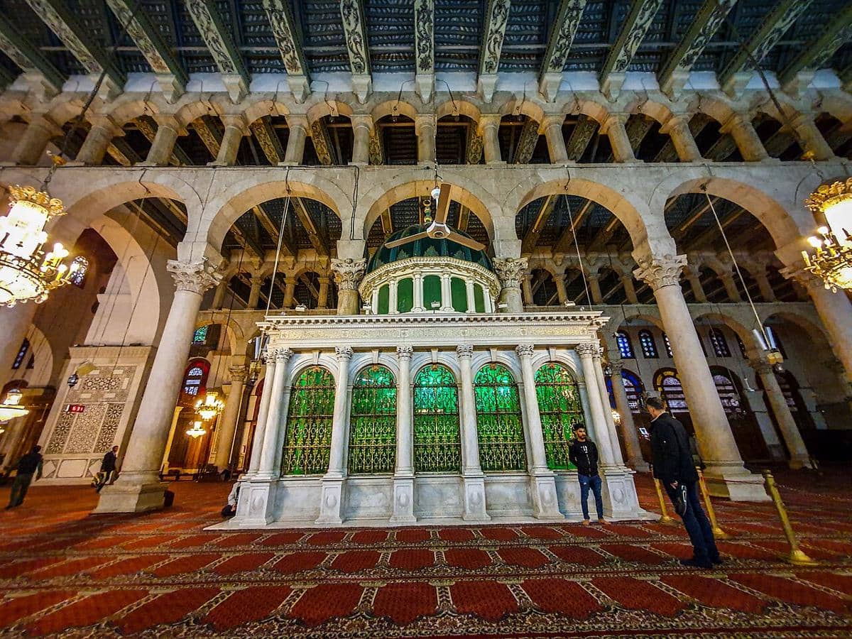 Mausoleum marmer di Masjid Agung Damaskus, yang diyakini berisi kepala Santo Yohanes Pembaptis.