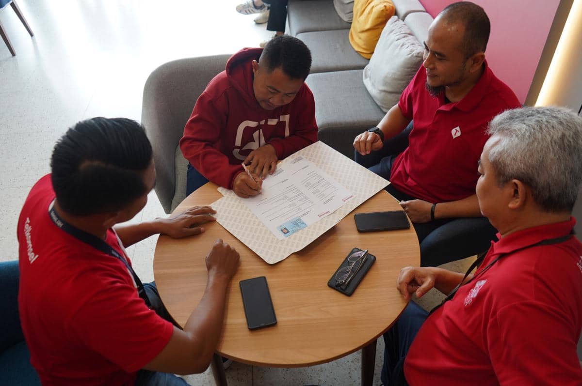 Tukang pijat asal Demak, Solikudin (kedua kiri) menerima hadiah sepeda motor NMax dari program SIMPATI Hoki. (Dok. Telkomsel)