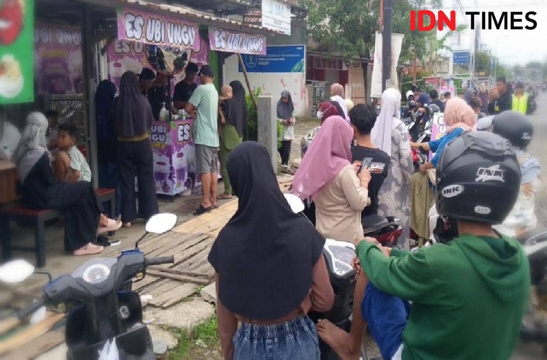 Fenomena Es Ubi Ungu di Wangon Ludes 300 Cup, Beli Pakai Tiket Antrean