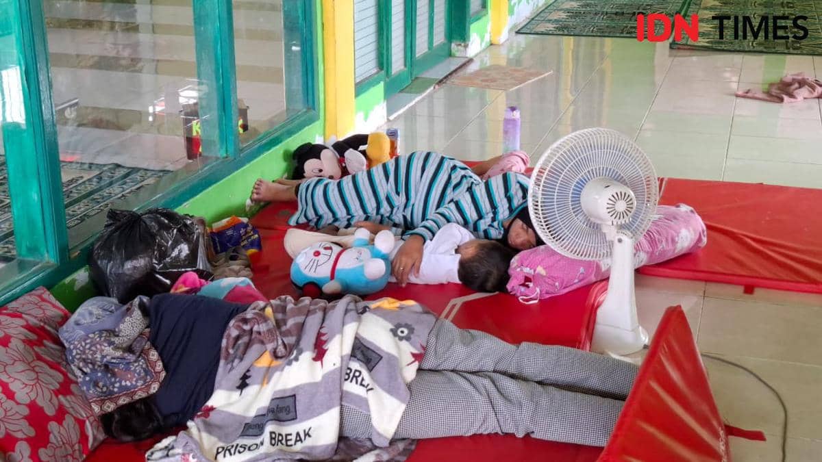 Pengungsi banjir di Perumnas Antang, Makassar, Sulawesi Selatan, Minggu (1/3/2026). IDN Times/Darsil Yahya