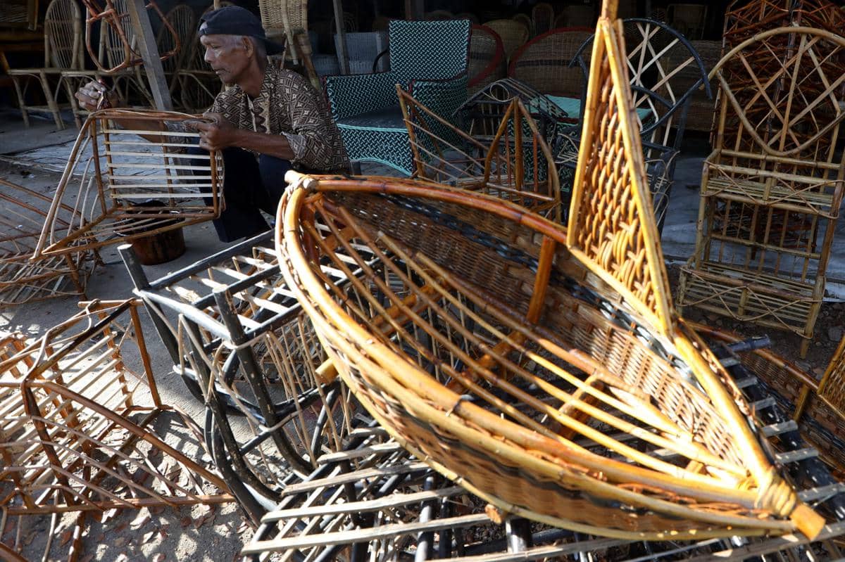 Ilustrasi pekerja mengecat keranjang parcel dari bahan rotan dan bambu. (ANTARA FOTO/Irwansyah Putra)