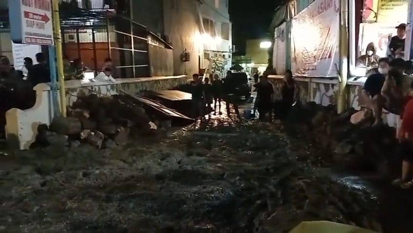 Akses jalan masuk ke Wisma Nirmalasari di Kecamatan Tamalanrea, Kota Makassar, dicor. Istimewa