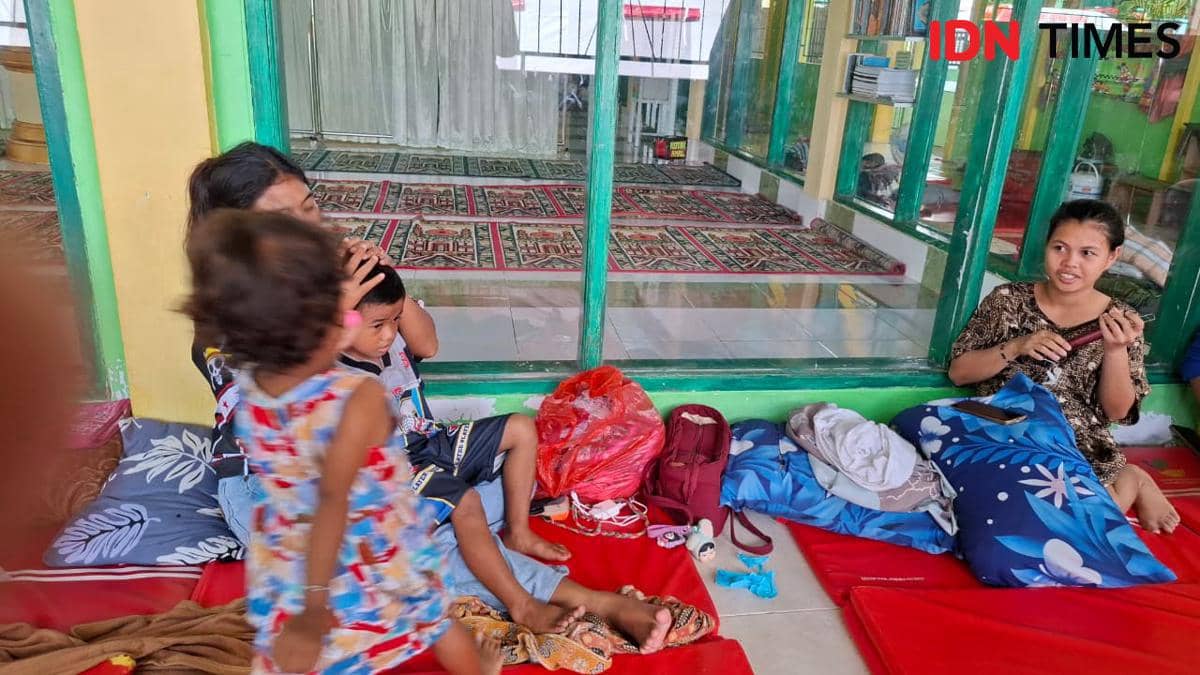 Pengungsi banjir di Perumnas Antang, Makassar, Sulawesi Selatan, Minggu (1/3/2026). IDN Times/Darsil Yahya