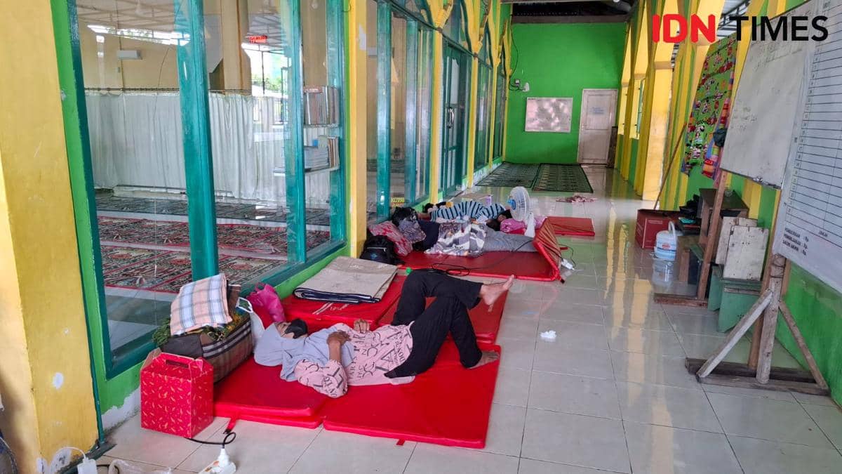 Pengungsi banjir di Perumnas Antang, Makassar, Sulawesi Selatan, Minggu (1/3/2026). IDN Times/Darsil Yahya