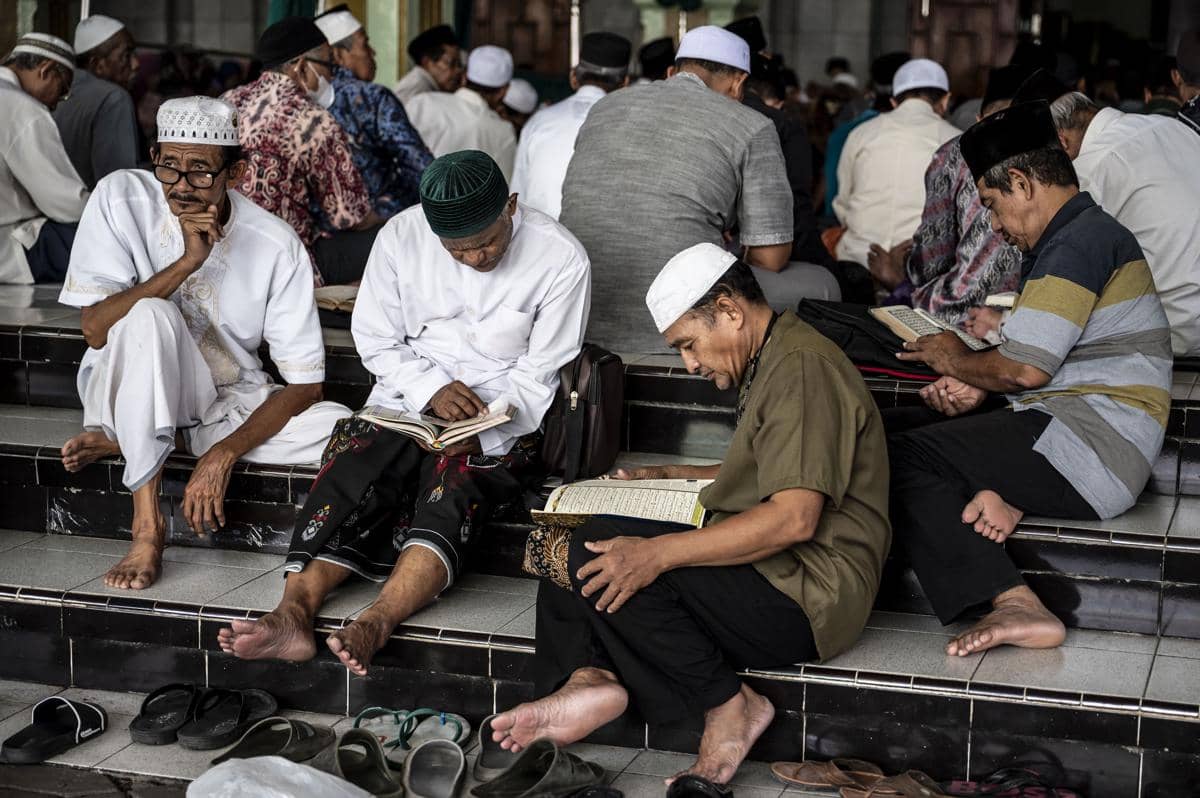 Sejumlah warga membaca Al Quran saat mengikuti semaan Al Quran atau pengajian tafsir Al Quran di Masjid Agung Kauman Semarang, Jawa Tengah, Minggu (1/3/2026). (ANTARA FOTO/Aprillio Akbar)