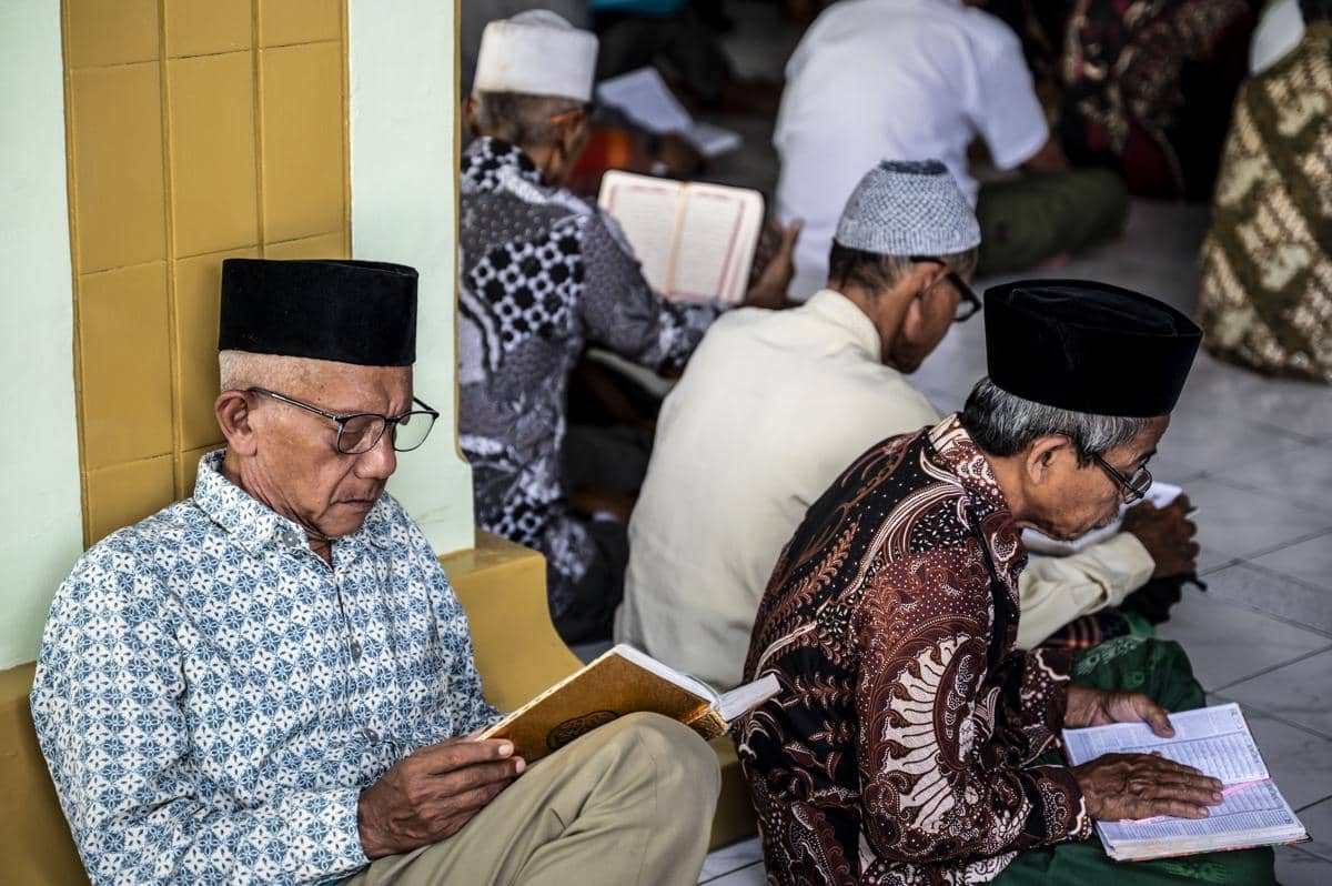 Sejumlah warga membaca Al Quran saat mengikuti semaan Al Quran atau pengajian tafsir Al Quran di Masjid Agung Kauman Semarang, Jawa Tengah, Minggu (1/3/2026). (ANTARA FOTO/Aprillio Akbar)