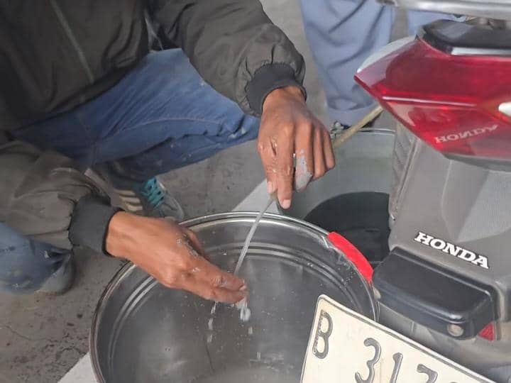 Viral! Sejumlah Kendaraan Mogok Usai Isi Bensin Isi Air di Bekasi