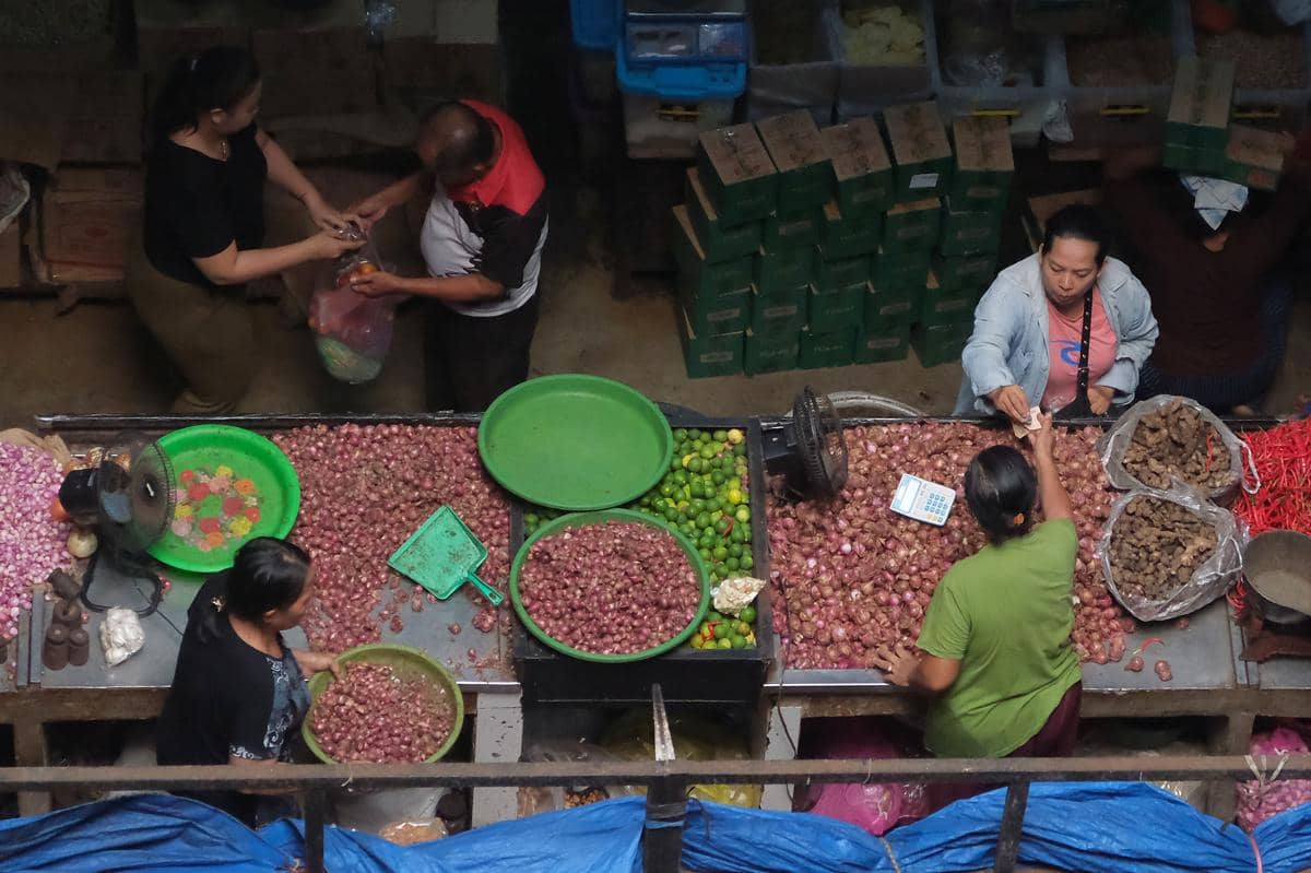 Ilustrasi pedagang bawang merah melayani pembeli di pasar tradisional. (ANTARA FOTO/Nyoman Hendra Wibowo)