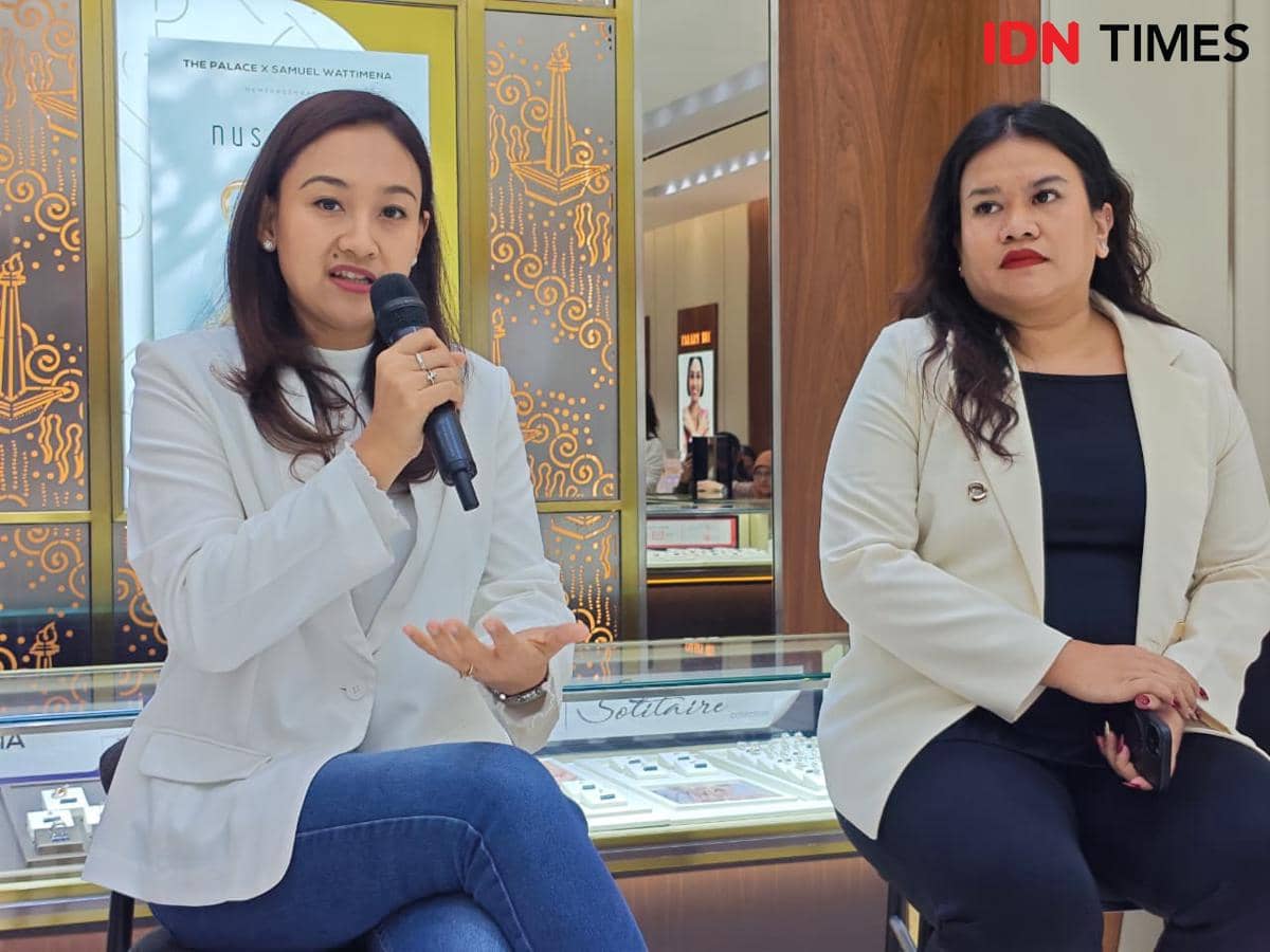 Winny Melita, Brand Manager The Palace Jeweler (kiri) dalam peluncuran program promo Ketupat Emas di bulan Ramadan tahun 2026 di Lippo Mall Nusantara pada Jumat (27/2/2026). (IDN Times/Febriyanti Revitasari)