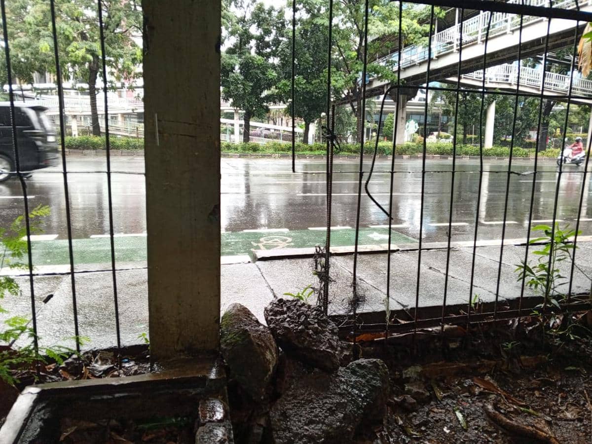 Pemerintah Kota Administrasi Jakarta Timur bergerak cepat menertibkan kawasan Hutan Kota Cawang di Jalan Mayjen Soetoyo, Kelurahan Kebon Pala, Kecamatan Makasar, Jumat (27/2/2026). (dok. Pemprov DKI)