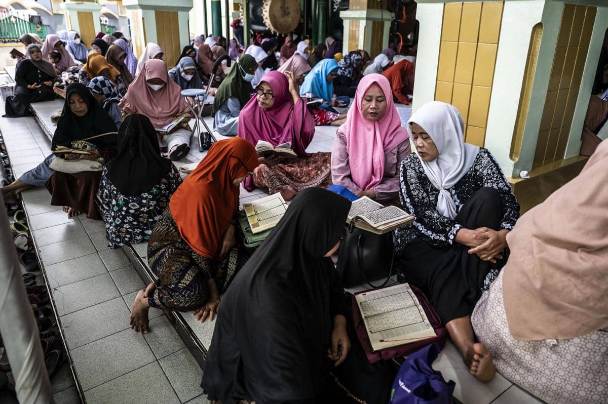 Sejumlah warga membaca Al Quran saat mengikuti semaan Al Quran atau pengajian tafsir Al Quran di Masjid Agung Kauman Semarang, Jawa Tengah, Minggu (1/3/2026). (ANTARA FOTO/Aprillio Akbar)
