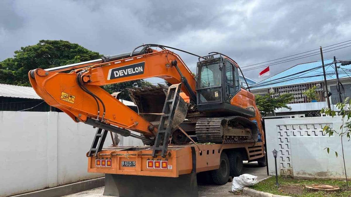 Alat berat yang digunakan merambah hutan di Wajo. Perambahan hutan produksi di Kabupaten Wajo, Sulawesi Selatan. Dok. Gakkumdu Balai Gakkum Kehutanan Wilayah Sulawesi bersama Unit Pelaksana Teknis Daerah Kesatuan Pengelolaan Hutan (UPTD KPH) Awota