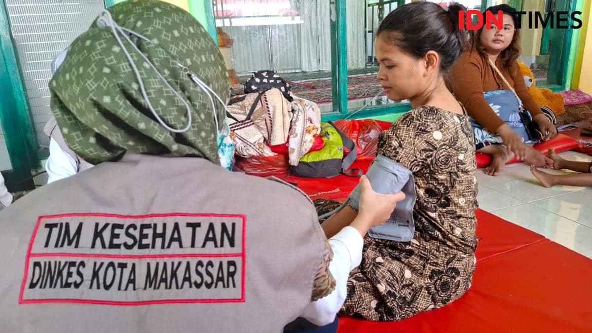 Pengungsi banjir di Perumnas Antang, Makassar, Sulawesi Selatan, Minggu (1/3/2026). IDN Times/Darsil Yahya