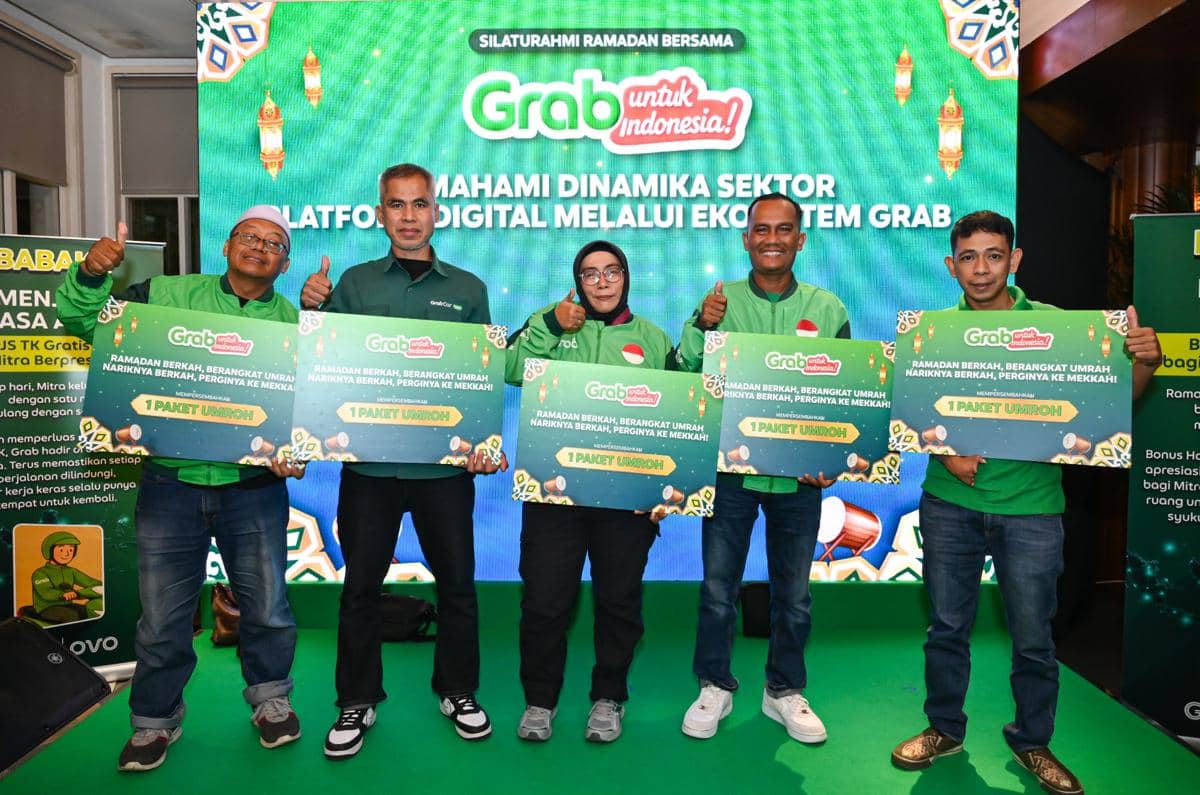 Foto 2 [Kiri ke kanan] Pendiri komunitas relawan untuk keluarga prasejahtera dan lansia sekaligus Mitra Pengemudi GrabBike Yusuf Safari (Surabaya); Mitra yang naik kelas dari GrabBike ke GrabCar Premium Muhammad Y.jpg