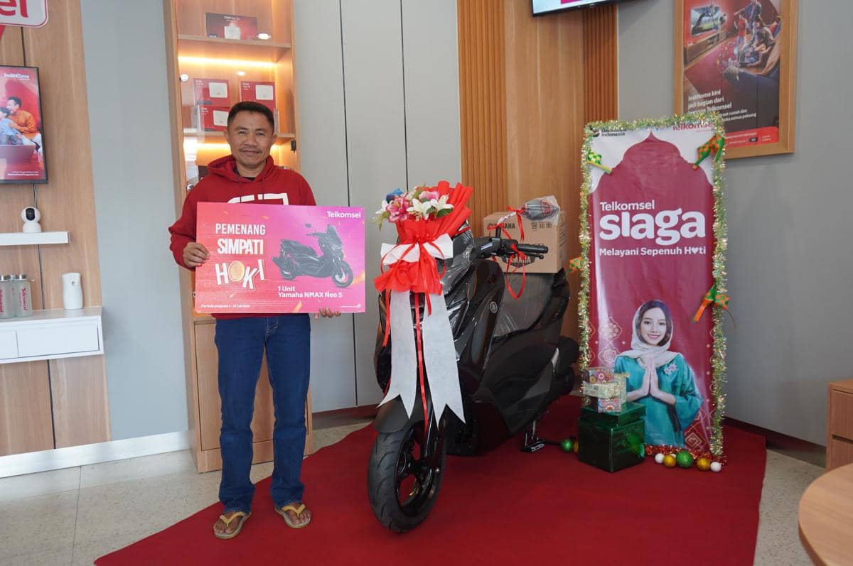 Kisah Haru Tukang Pijat Demak Dapat Hadiah Motor dari Telkomsel