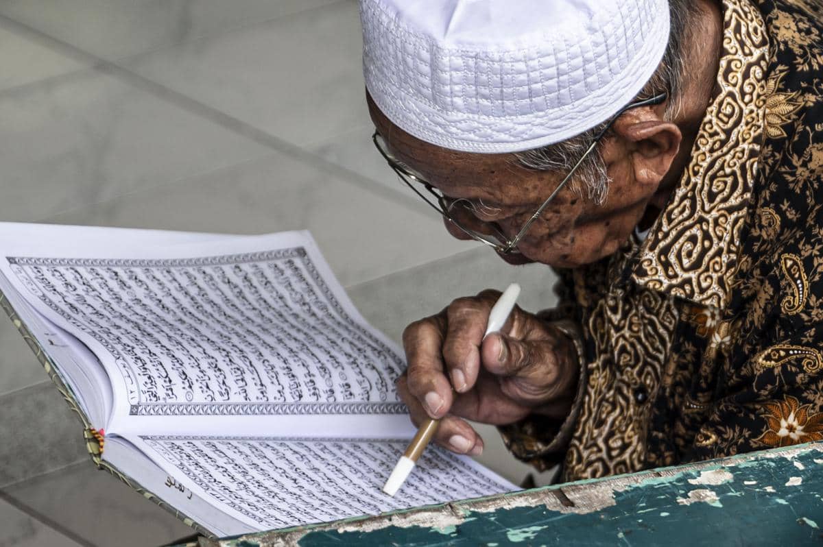 Warga membaca Al Quran saat mengikuti semaan Al Quran atau pengajian tafsir Al Quran di Masjid Agung Kauman Semarang, Jawa Tengah, Minggu (1/3/2026). (ANTARA FOTO/Aprillio Akbar)