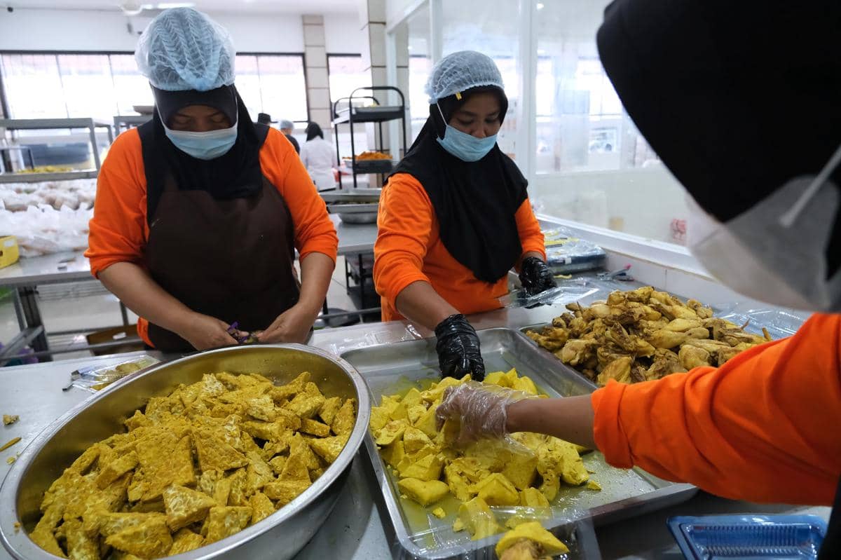 Ilustrasi petugas menyiapkan lauk setengah matang (diungkep) untuk paket Makan Bergizi Gratis (MBG) Ramadhan di Dapur Satuan Pelayanan Pemenuhan Gizi (SPPG). (ANTARA FOTO/Jessica Wuysang)