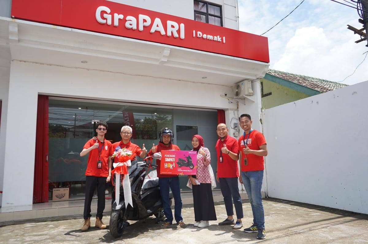 Tukang pijat asal Demak, Solikudin (ketiga kiri) menerima hadiah sepeda motor NMax dari program SIMPATI Hoki. (Dok. Telkomsel)