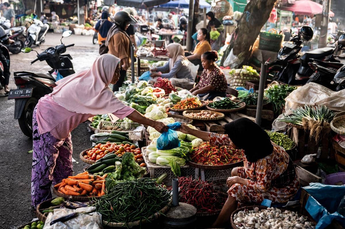 Warga membeli kebutuhan pokok di Pasar Pasar Peterongan, Semarang, Jawa Tengah. (ANTARA FOTO/Aprillio Akbar)