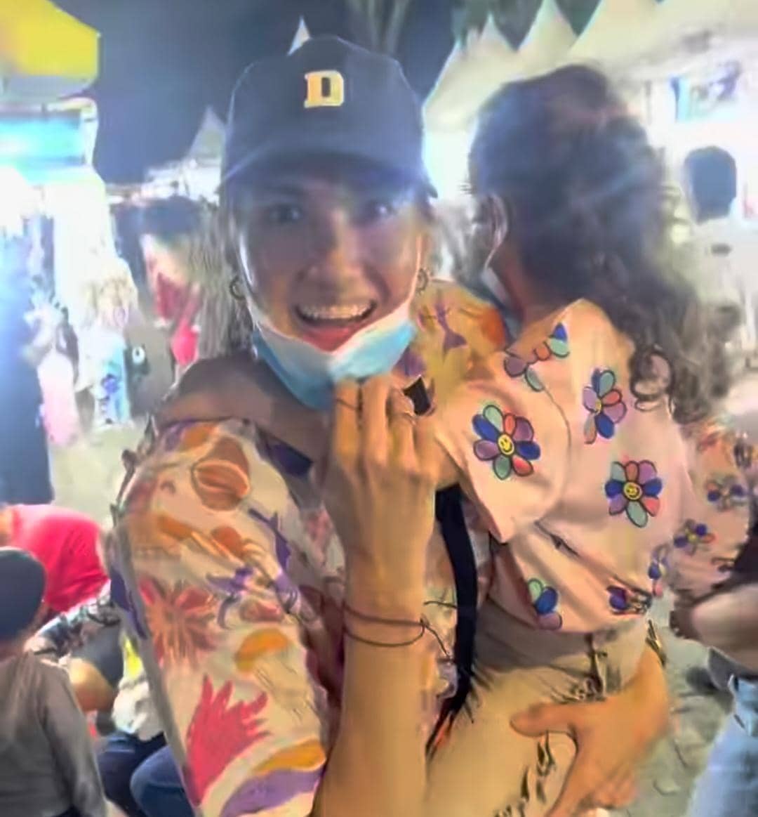 Nadine Chandrawinata ajak anak main di pasar malam