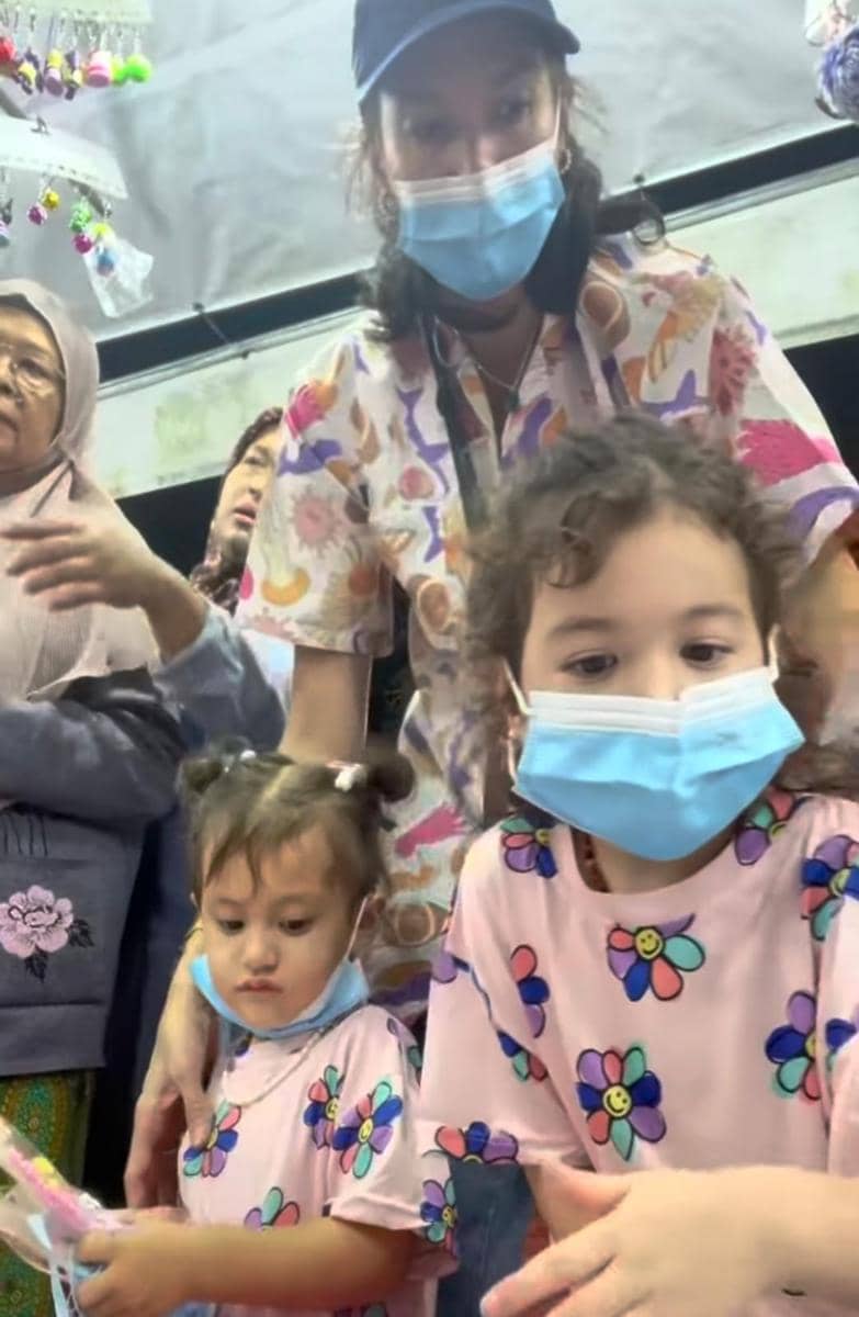 Nadine Chandrawinata ajak anak main di pasar malam