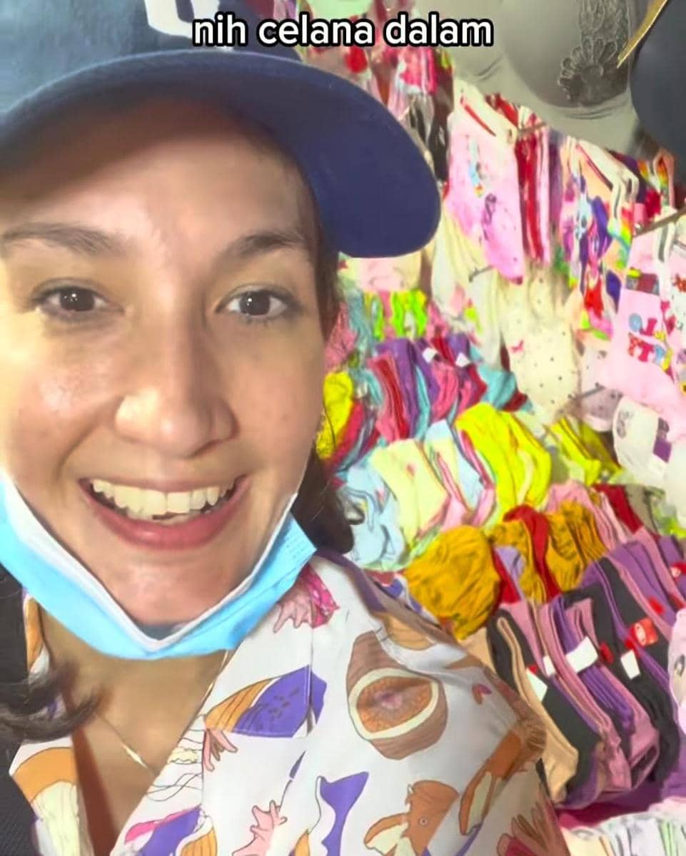 Nadine Chandrawinata ajak anak main di pasar malam