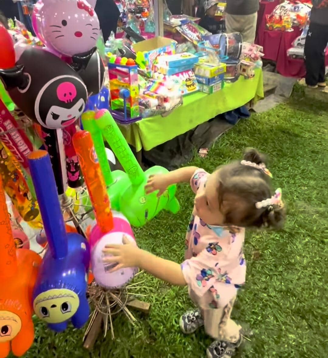 Nadine Chandrawinata ajak anak main di pasar malam