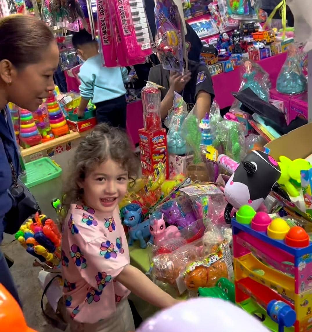 Nadine Chandrawinata ajak anak main di pasar malam