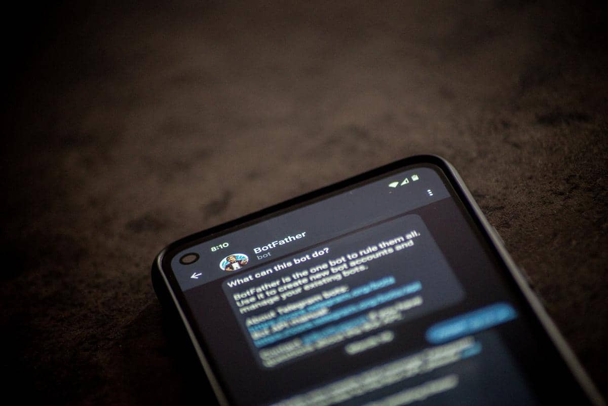 Sebuah HP yang sedang membuka botfather di aplikasi telegram