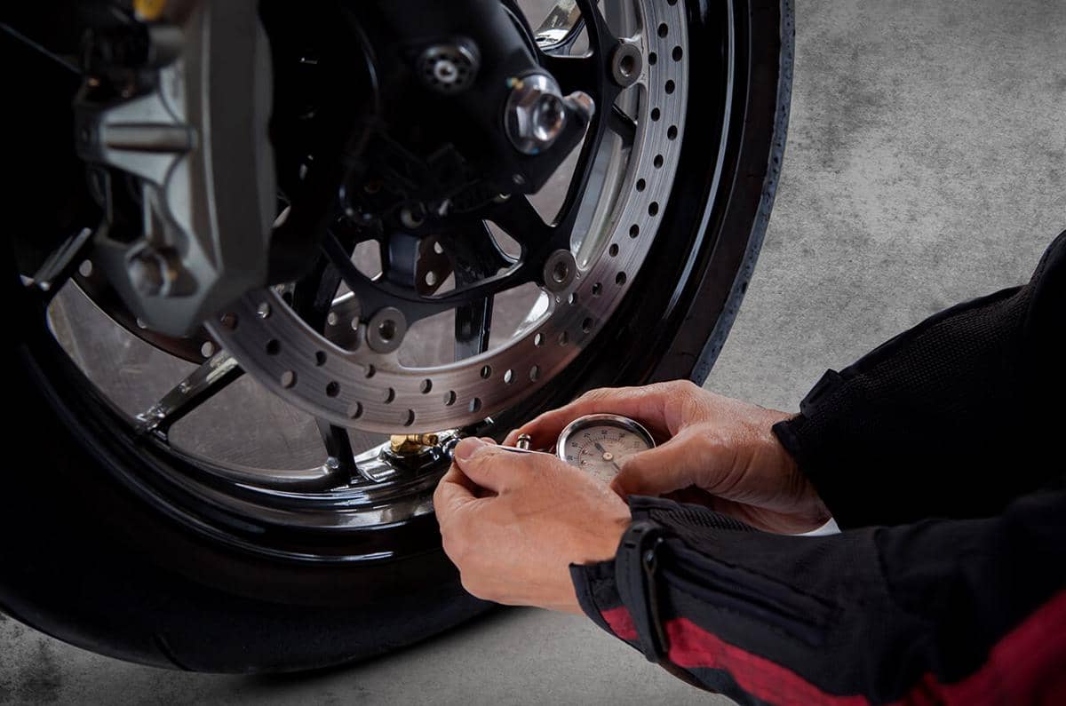 Ilustrasi memompa ban motor 