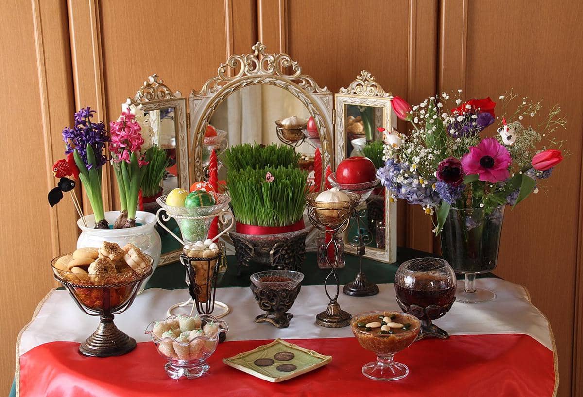 Meja Haft-sin, yang merupakan tradisi utama dalam perayaan Nowruz. Nowruz adalah hari raya Tahun Baru Persia yang menandai dimulainya musim semi dan bertepatan dengan ekuinoks musim semi, biasanya jatuh pada tanggal 21 Maret. 