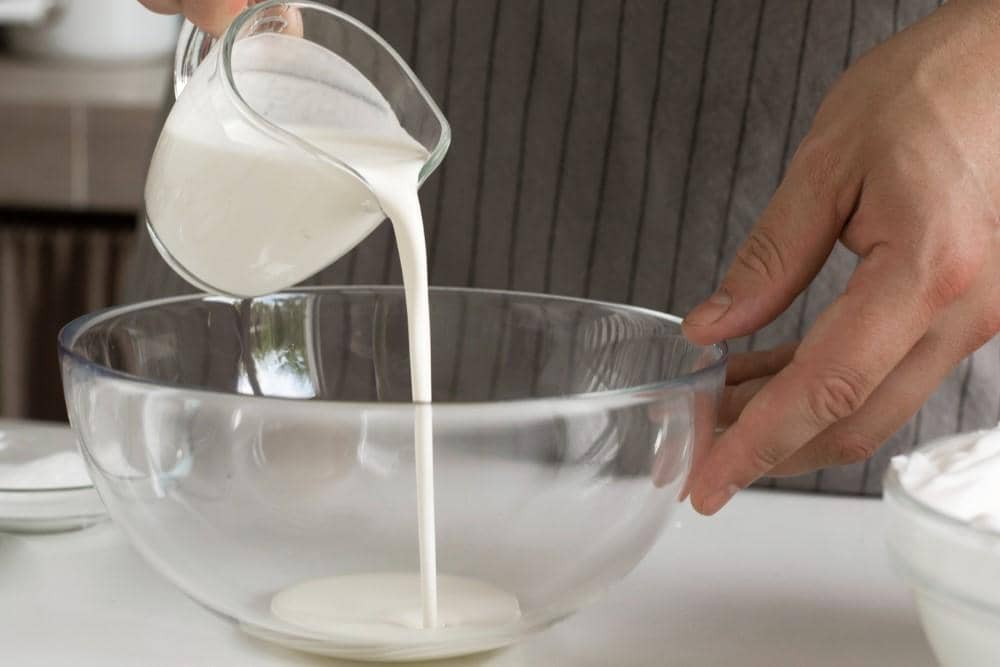 ilustrasi menuangkan krim 