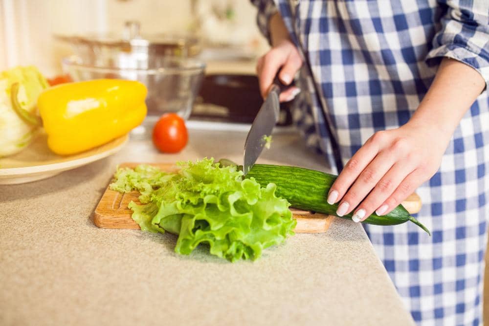 ilustrasi memotong sayur