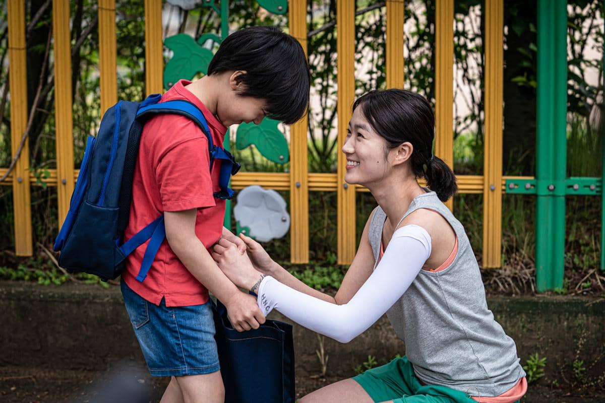 cuplikan film The Girl on a Bulldozer