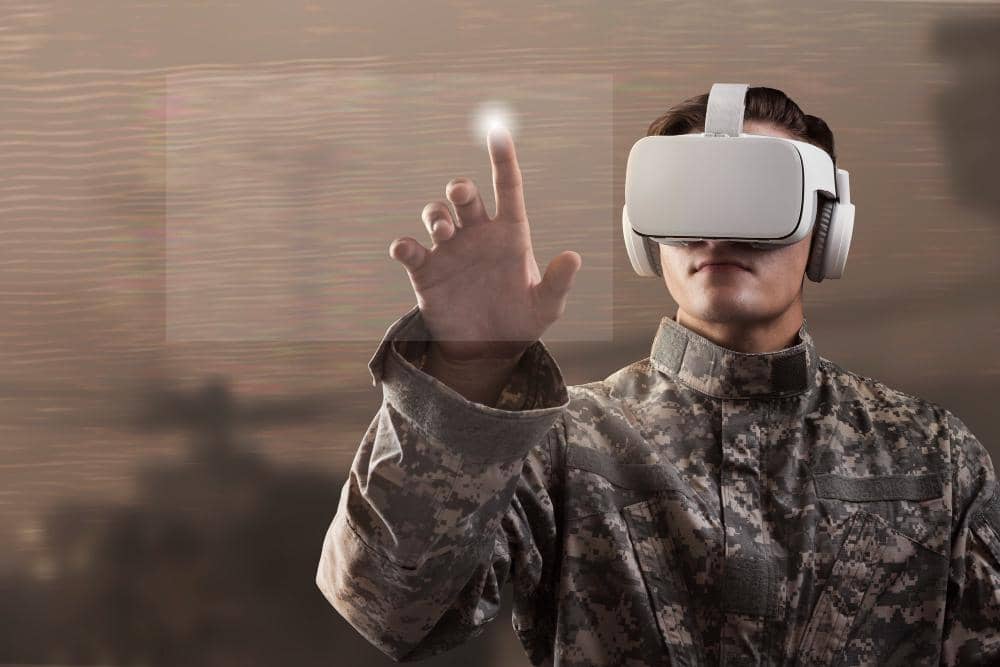 seorang tentara mengenakan headset VR dan menyentuh layar virtual