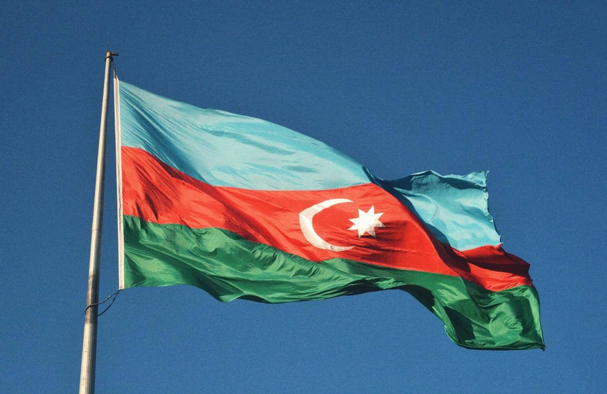 Bendera Azerbaijan sedang berkibar.