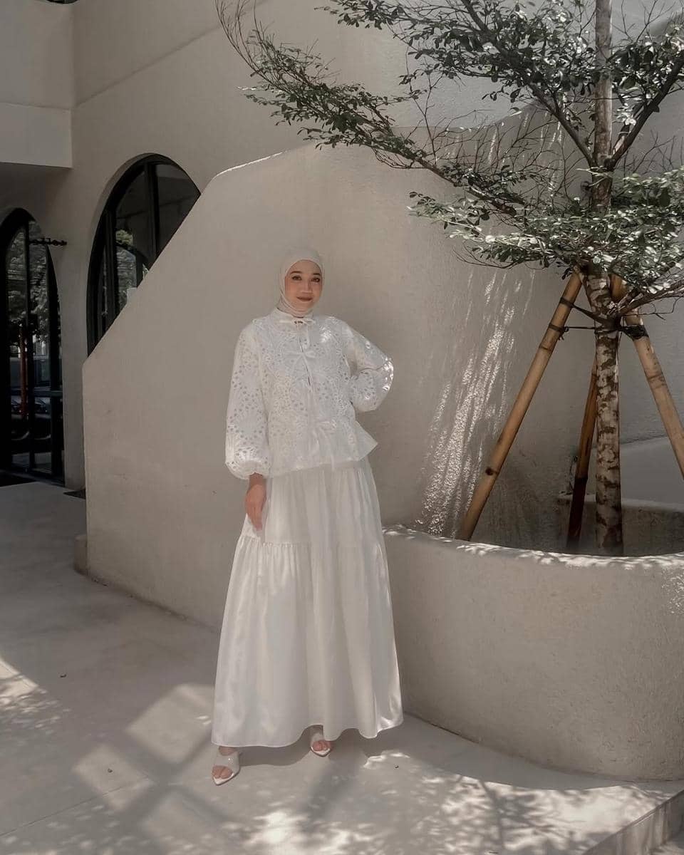 Outfit Lebaran Nuansa Putih ala Uwie Mariska