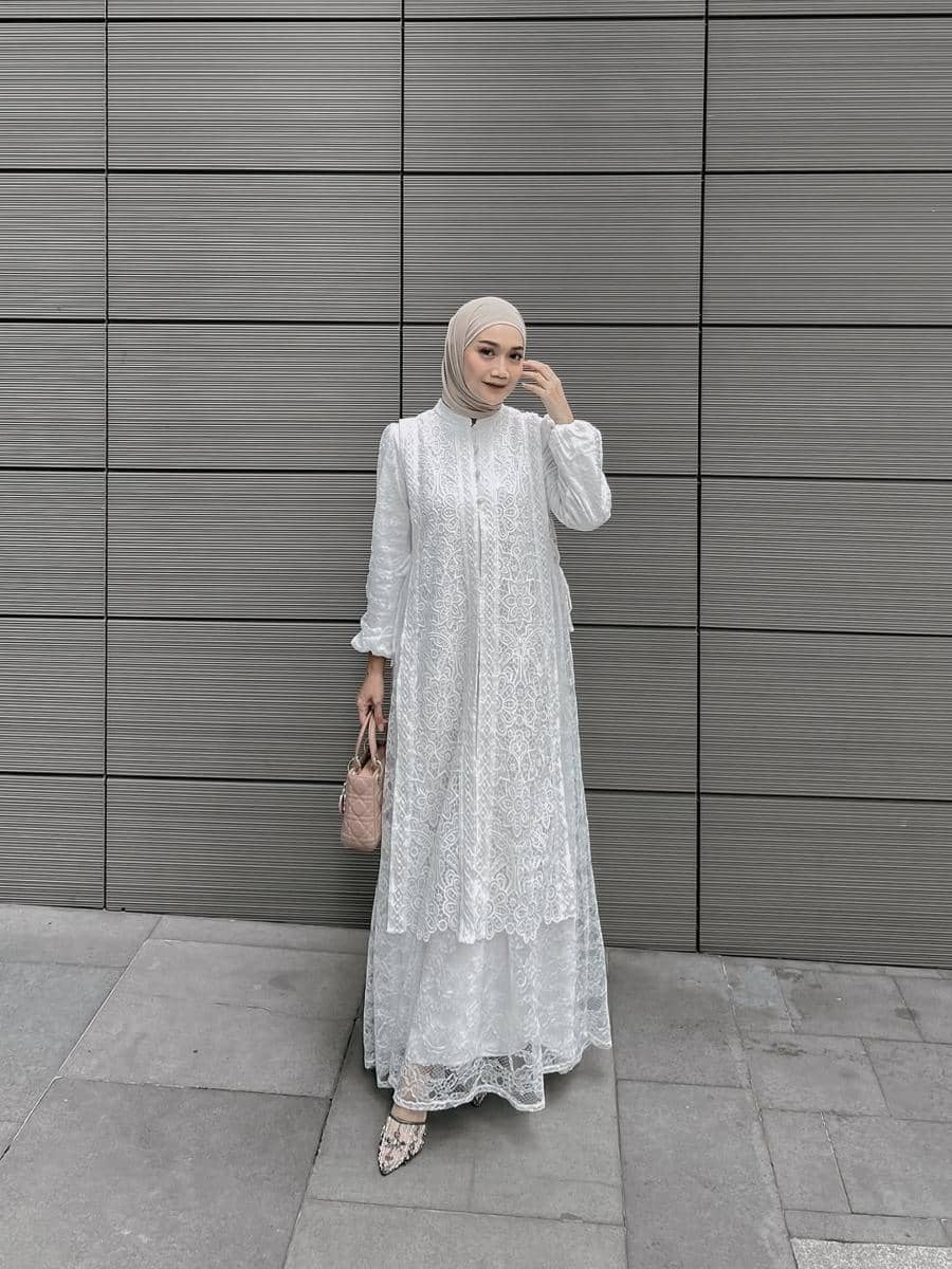 Style Lebaran Nuansa Putih ala Uwie Mariska