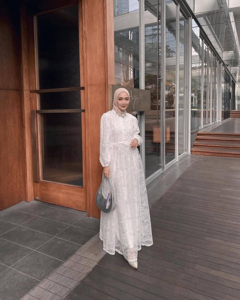 Outfit Lebaran ala Uwie Mariska