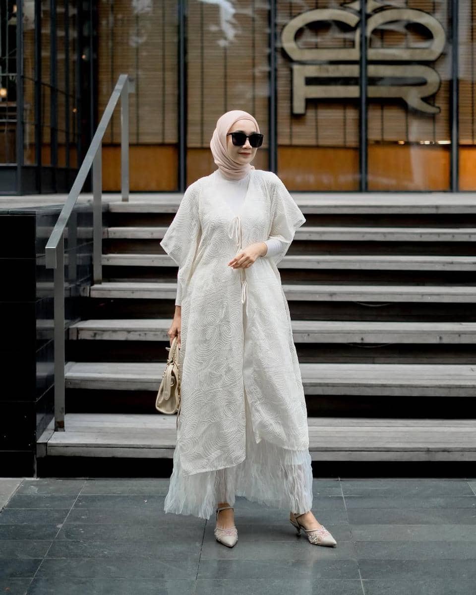 Mix and Match Lebaran Nuansa Putih ala Uwie Mariska